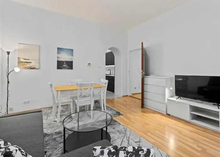 Modern Close To Center - 2br *